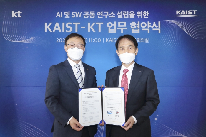 구현모 KT 대표(왼쪽)와 이광형 KAIST 총장이 대전시 유성구 KAIST 본원 본관에서 ‘AI 및 SW 공동 연구소 설립을 위한 업무협약’을 체결한 뒤 기념 촬영을 하고 있다. (KT 제공)