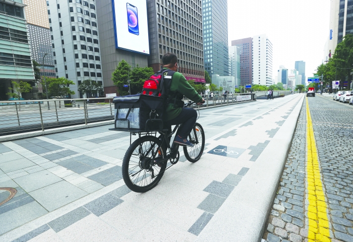 서울시는 지난달 31일 청계광장에서 동대문구 용두역 인근 고산자교까지 달릴 수 있는 청계천 자전거 전용도로를 개통했다. 사진은 청계광장 자전거 전용도로에서 자전거가 여유롭게 달리고 있는 모습.