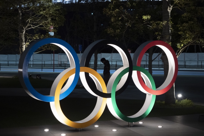 (사진=도쿄 국립경기장 앞에 설치된 올림픽 조형물 / AP=연합뉴스)