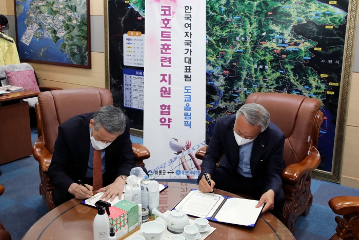 협약서에 서명하는 오한남 대한민국배구협회장과 윤상기 하동군수. (사진=대한민국배구협회)