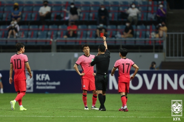 지난 12일 제주월드컵경기장에서 열린 가나 올림픽대표팀과의 친선경기에서 김진야가 레드카드를 받고 퇴장했다.ㅣ사진=대한축구협회