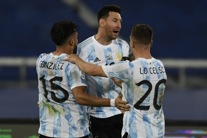 (사진=아르헨티나의 리오넬 메시(가운데)가 15일(한국시간) 열린 2021 코파 아메리카 A조 1차전 칠레와의 경기에서 득점 후 동료들과 기쁨을 나누고 있다 / AFP=연합뉴스)