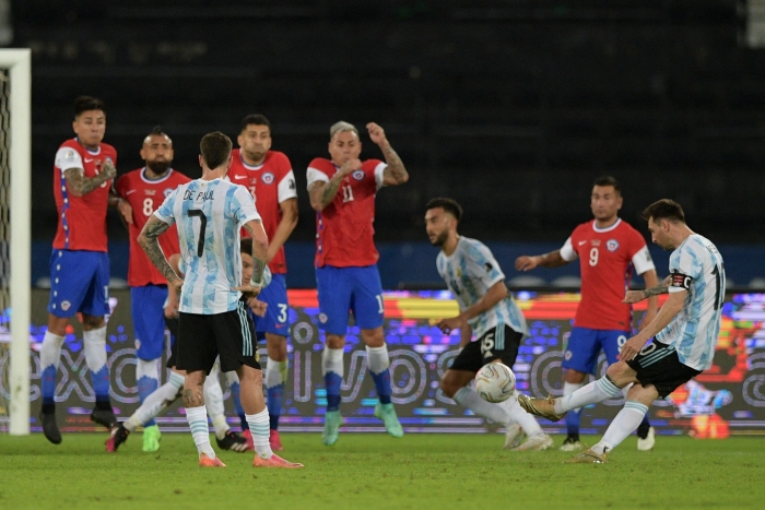 (사진=15일(한국시간) 열린 2021 코파 아메리카 A조 1차전 아르헨티나와 칠레 간 경기에서 나온 리오넬 메시(오른쪽)의 프리킥 득점 장면 / AFP=연합뉴스)