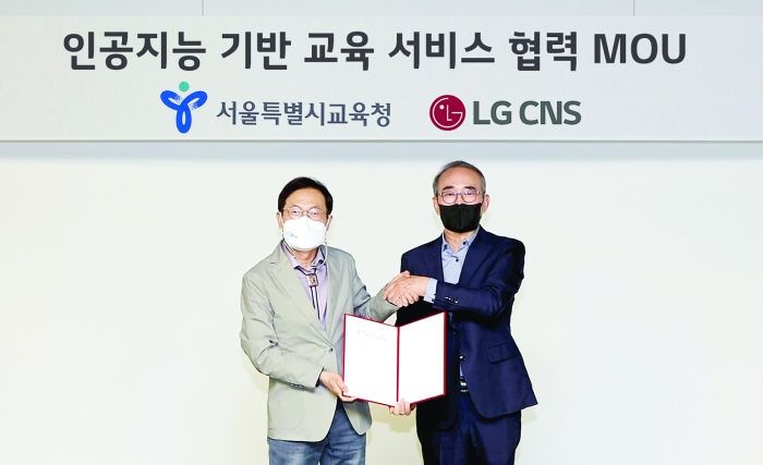 LG CNS는 마곡 LG CNS 본사에서 서울시교육청과 ‘인공지능 기반 외국어 회화 교육 서비스 협력’을 위한 양해각서를 체결했다. 사진은 협약 체결 후 기념 촬영하는 조희연 서울시교육감(왼쪽)과 LG CNS 대표이사 김영섭 사장.