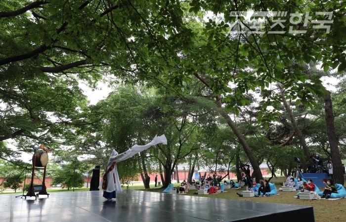 23일 오후 서울 종로구 창경궁 영춘헌 동측 숲에서 전통무용 승무 공연이 펼쳐지고 있다.