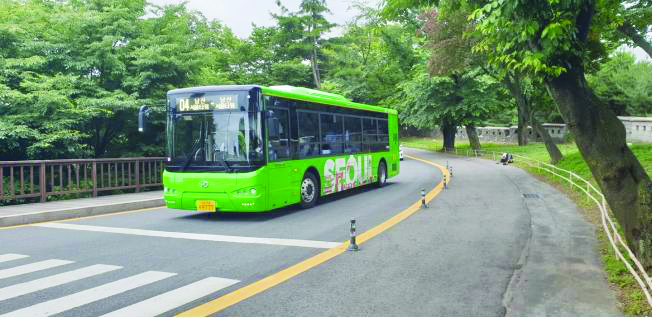 서울 남산공원을 운행하는 친환경 전기 저상버스 ‘녹색순환버스’(서울시 제공)