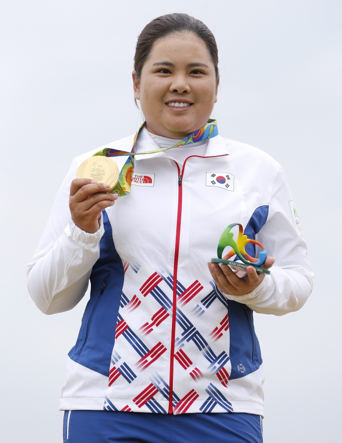 (사진=2016 리우데자네이루 올림픽 당시 여자 골프 금메달을 목에 건 박인비 / EPA=연합뉴스)