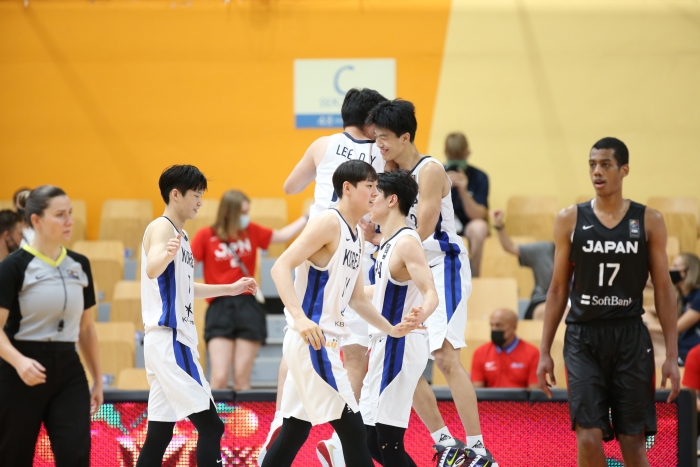 승리 후 좋아하는 한국 U19 농구 대표팀 (사진=대한민국농구협회)