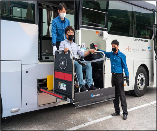 서울장애인버스는 시중에 있는 대형버스에 휠체어 리프트와 휠체어 고정 장치를 추가 장착해 5~8명의 휠체어 장애인을 포함한 최대 23명~29명까지 탑승 가능한 이동수단이다.