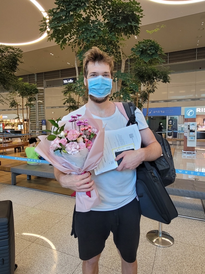 대한항공 점보스 새 외국인 선수 링컨 윌리엄스가 지난 15일 인천공항을 통해 입국했다. (사진=대한항공)