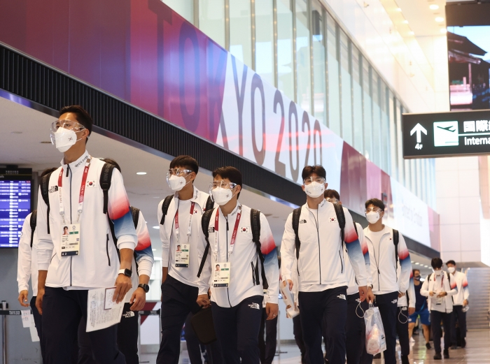올림픽 축구대표팀 선수들이 17일 일본 나리타 공항에 도착해 이동하고 있다. (나리타=연합뉴스)
