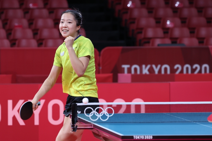 (사진=25일 일본 도쿄체육관에서 열린 2020 도쿄 올림픽 여자 개인 단식 2라운드에서 니 시아 리안을 상대로 승리한 신유빈이 기뻐하고 있다 / 연합뉴스)
