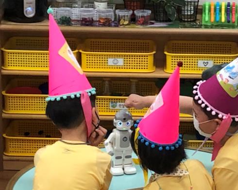 서울시 한 어린이집에서 인공지능 로봇을 활용해 수업을 하고 있다. (서울시)