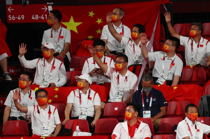 지난 26일 도쿄체육관에서 진행된 중국과 일본의 탁구 혼합복식 경기. 중국 선수단 관계자들이 관중석에 앉아 큰소리로 응원을 펼치고 있다. (사진=로이터연합뉴스)