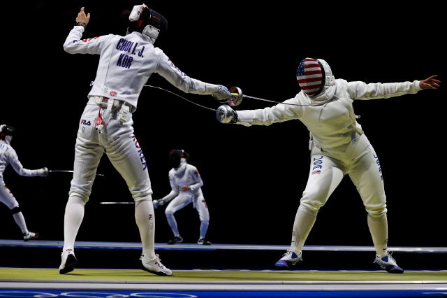 최인정(왼쪽)이 27일 일본 지바 마쿠하리 메세에서 열린 도쿄올림픽 단체전 8강에서 대결하고 있다. ㅣ로이터 연합뉴스