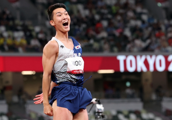 도쿄올림픽 남자 높이뛰기 우상혁이 1일 도쿄 올림픽스타디움에서 열린 결선에서 한국신기록 2.35미터를 성공한 후 환호하고 있다 (사진=연합뉴스)