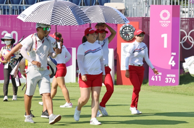 박인비(가운데)와 올림픽 골프 한국 여자 대표팀이 1일 일본 가스미가세키 컨트리클럽에서 코스를 돌아보고 있다. 사진=연합뉴스