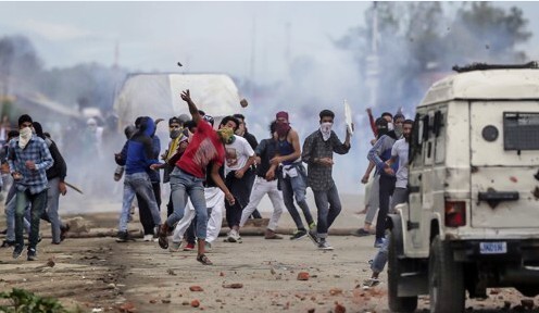 인도인이 통제하는 카슈미르 스리나가르 외곽의 시위 장면(사진=연합뉴스)