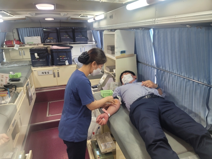 전남교육청 직원 45명이 지난 12일 코로나19 여파로 부족한 혈액 수급에 도움이 되기 위해 헌혈을 실시 했다.