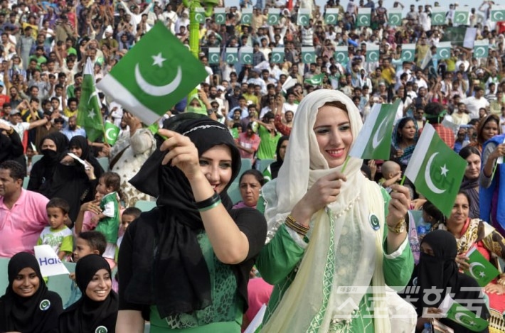 독립기념일을 축하하는 파카스탄국민들