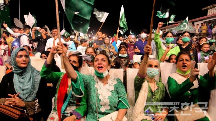 독립기념일을 축하하는 파키스탄 국민들