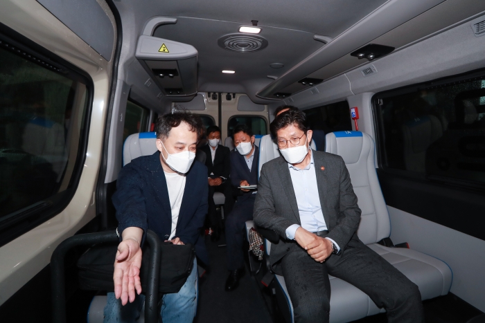 노형욱 국토교통부 장관(오른쪽)이 스마트시티 세종 현장을 방문하고 있다