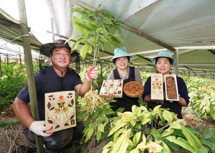 (사진=인삼 재배 농가 농민들이 풍기 인삼을 활용한 파리바게뜨의 선물세트를 소개하고 있다 / SPC그룹)