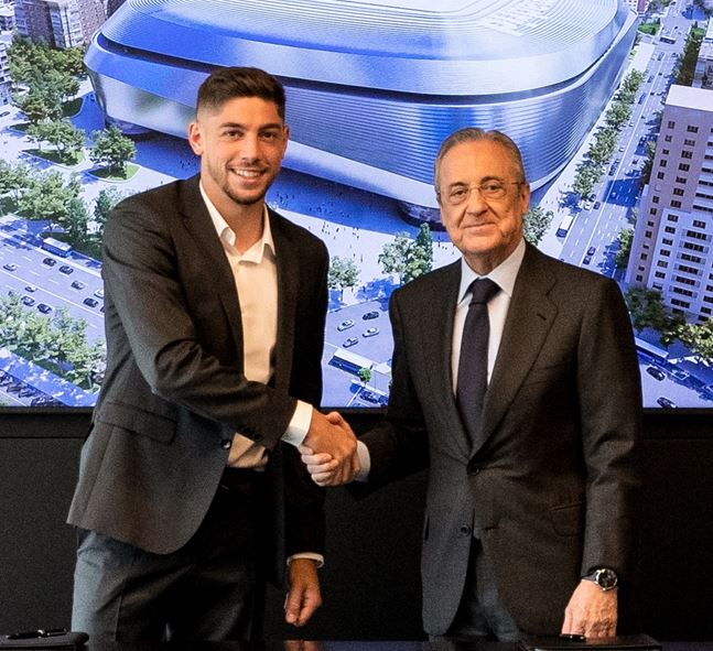 (사진=계약 연장에 합의한 페데리코 발베르데(왼쪽)와 플로렌티노 페레즈 레알 마드리드 회장 / 레알 마드리드 SNS)