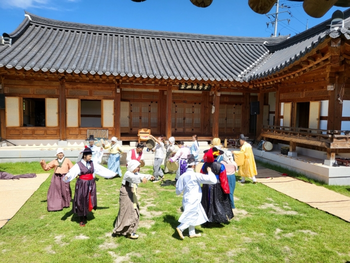 강진 사의재에서 조선시대 우리 조상들의 모습과 풍습을 재연하는 조만간 프로젝트가 지난 달 28일부터 다시 시작됐다.