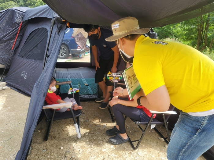 한국관광공사가 지난달 28일 강원 횡성 옥계리에서 안전한 캠핑을 위한 현장캠페인을 진행하고 있다.(관광공사)