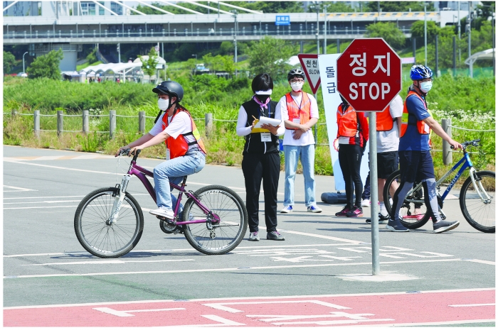 서울 중랑구 면목동 실외자전거교육장에서 ‘자전거 교통안전교육 인증제’ 시험에 응시한 시민들이 주행시험을 치르고 있다.