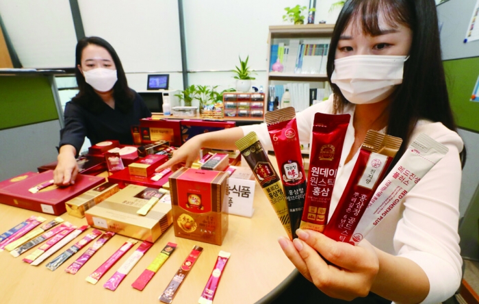 한국소비자원 관계자들이 소비자 선호도가 높은 건강기능식품인 홍삼 스틱형 13개 제품을 대상으로 한 품질 및 안전성, 표시 적합성 등에 대해 시험·평가하고 있다.