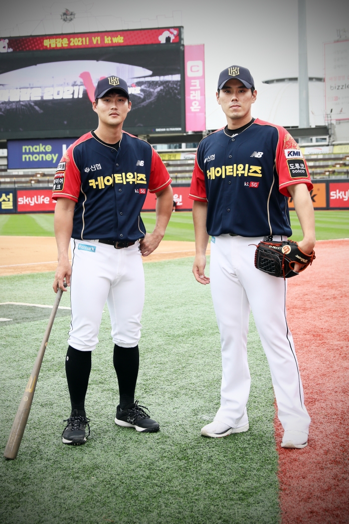 kt위즈가 새로 출시한 정조대왕 유니폼을 착용한 배정대(왼쪽)와 김재윤. (사진=kt위즈)