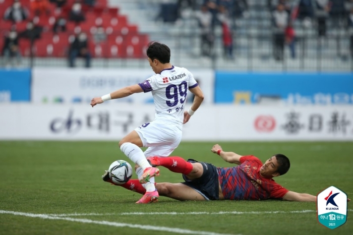(사진=K리그2 우승 경쟁을 펼치는 김천과 안양이 이번 주말 33라운드에서 맞붙는다 / 한국프로축구연맹)