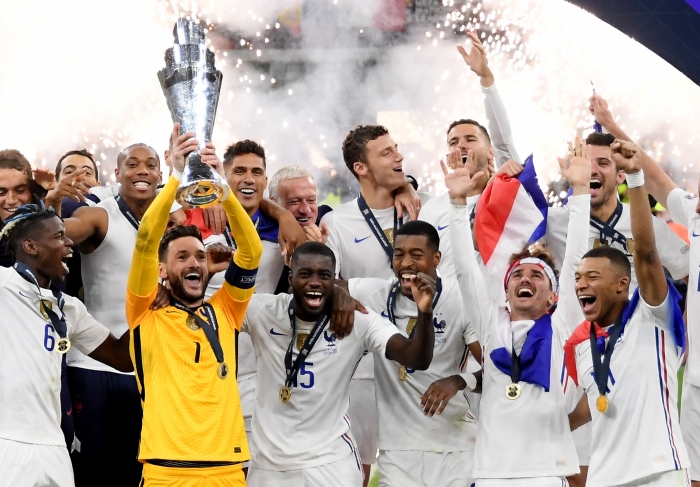 (사진=11일(한국시간) 열린 UEFA 네이션스리그 결승에서 우승을 차지한 프랑스 축구대표팀 선수들 / 로이터=연합뉴스)