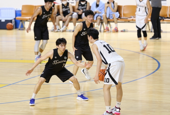 제102회 전국체전 농구 경기에서 천안쌍용고 선수가 부산중앙고 선수의 공격을 차단하고 있다.