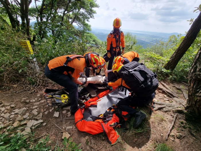 서산소방서 119구조대원들이 지난 8월 운산면에서 발생한 산악사고 환자에게 응급처치를 하고 있다.(충남소방본부)