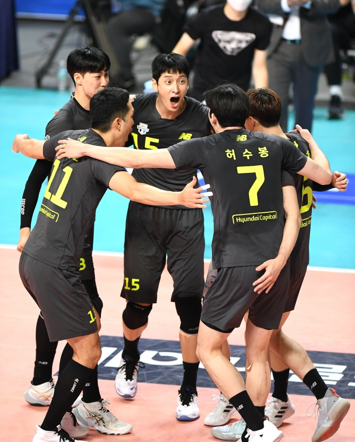 현대캐피탈 선수단이 23일 서울 장충체육관에서 열린 우리카드와의 대결에서 세트스코어 3-1로 승리한 후 기뻐하고 있다. (사진=KOVO)
