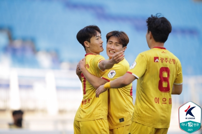 (사진=24일 수원FC와의 K리그1 24라운드 순연경기에서 승리한 광주FC 선수들 / 한국프로축구연맹)
