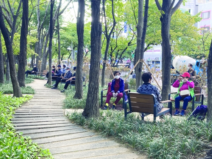 천호공원 산책로에 설치한 1인 의자(서울시)