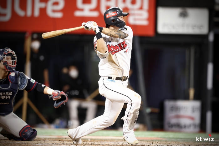 kt위즈 김민혁이 NC 이재학을 상대로 시즌 마수걸이 홈런포를 쏘아올렸다. (사진=kt위즈)