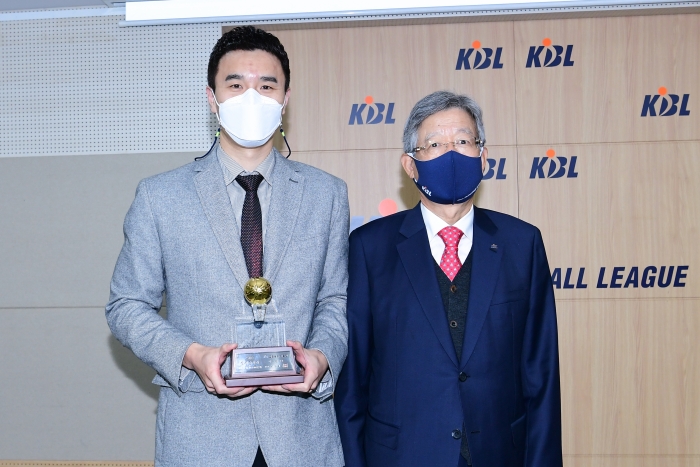 KBL 김희옥 총재(오른쪽)와 이승환 (사진=KBL)