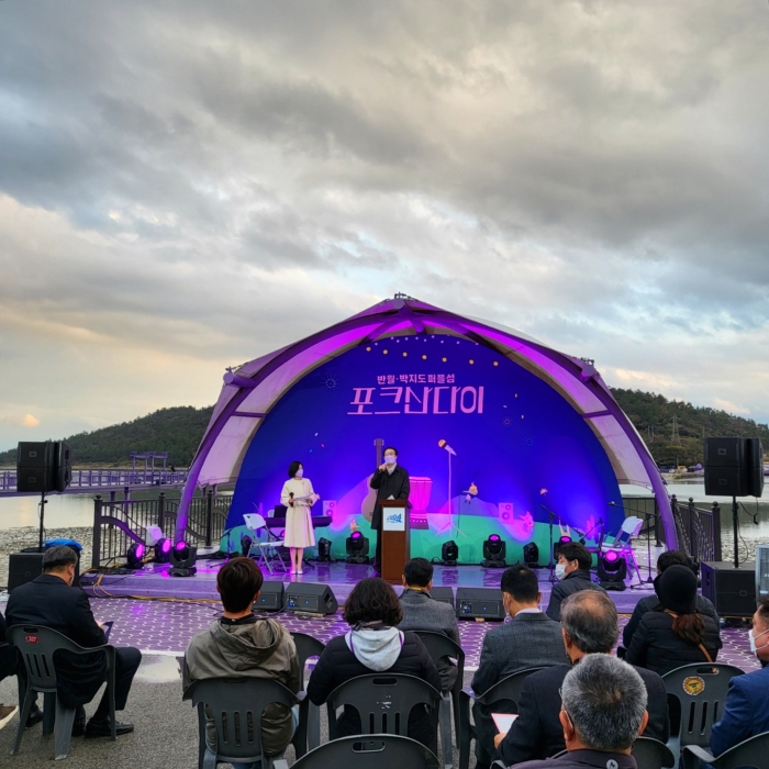섬 사람들이 춤추고 노래하고 즐기는 문화인 산다이 공연이 지난 12일 신안 퍼플섬인 반월박지도에서 셩황리에 개최 됐다.