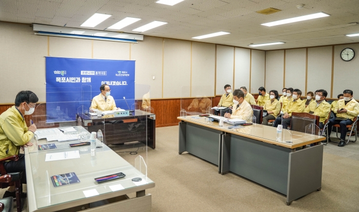 목포시는 코로나19 유달중학교 집단 확진에 대응하기 위해 강효석부시장 주재로 특별대책회의를 개최 했다.