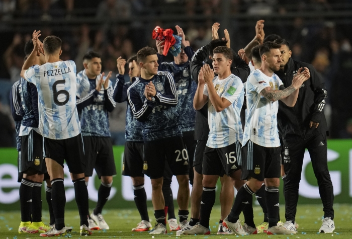 (사진=17일(한국시간) 열린 남미 예선 브라질전 0-0 무승부 후 월드컵 본신 진출에 기뻐하는 아르헨티나 선수들 / AP=연합뉴스)