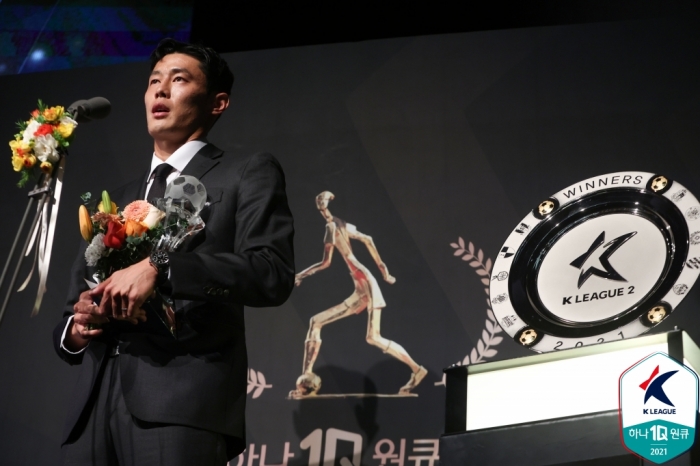 (사진=2년 연속 K리그2 MVP를 수상한 부산 아이파크의 안병준 / 한국프로축구연맹)