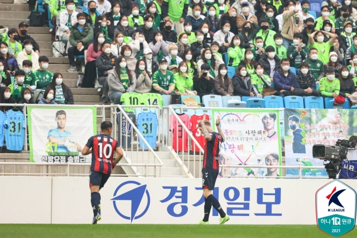 (사진=21일 열린 K리그1 36라운드 경기서 수원FC 라스가 득점 후 전북 원정팬들 앞에서 두 팔을 들어보이고 있다 / 한국프로축구연맹)