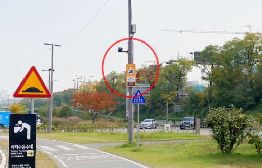 서울 반포한강공원에 설치된 AI 기반 CCTV 및 속도 안내 전광판. 자전거가 안전속도인 시속 20km를 넘으면 적색으로 표시돼 과속 주행임을 알린다.(서울시)