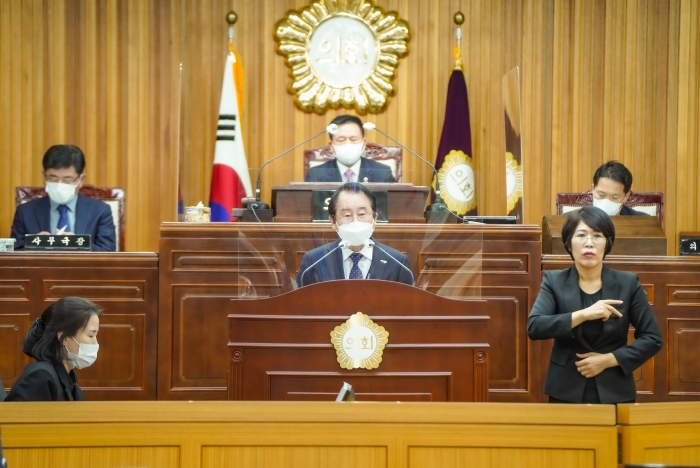 김종식 시장이 2일 제370회 목포시의회 제2차 정례회에서 시정 연설을 하고 있다.