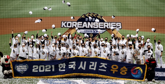 kt위즈가 지난달 18일 서울 고척스카이돔에서 열린 2021 프로야구 한국시리즈에서 두산 베어스를 상대로 시리즈 4승 무패로 창단 첫 우승을 차지했다. (사진=연합뉴스)